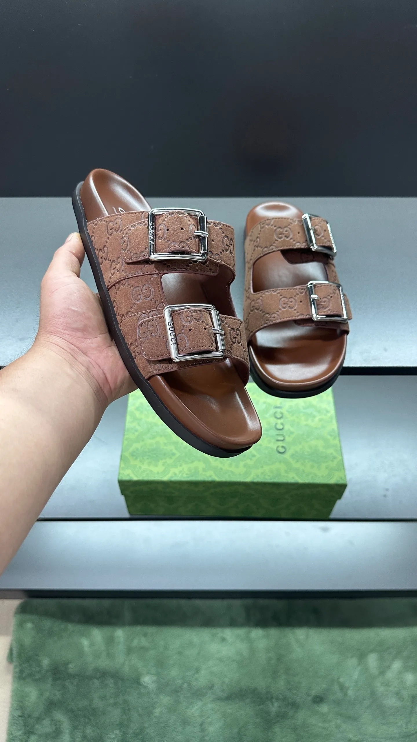 [G Home New Style] P: 320💰Men's size 39~45, (46. Customized) This slipper is made of GG polyester fiber and is decorated with a Gucci label on the front, which adds a striking logo feel to the style. "Gucci Made in Italy" stamped label Rubber sole Flat Made in Italy